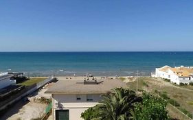 APARTAMENTOS EL SOL-Apartamento reformado a 20 metros del mar.